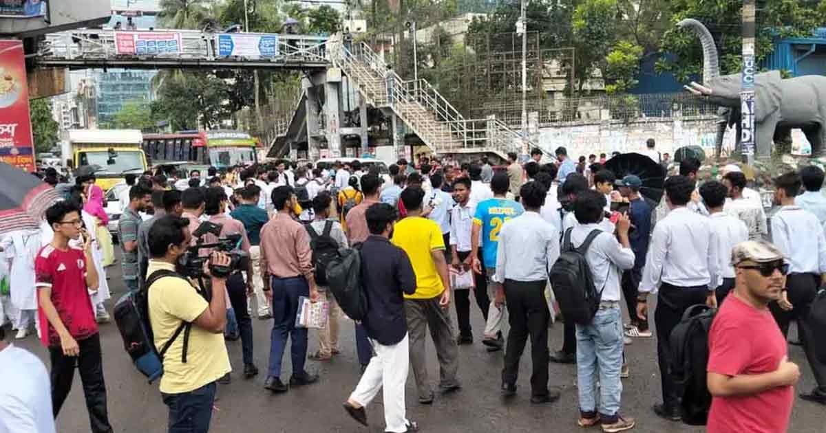 পরীক্ষা শেষে রাজপথে এইচএসসি পরীক্ষার্থীরা, তীব্র যানজটে নগরবাসী