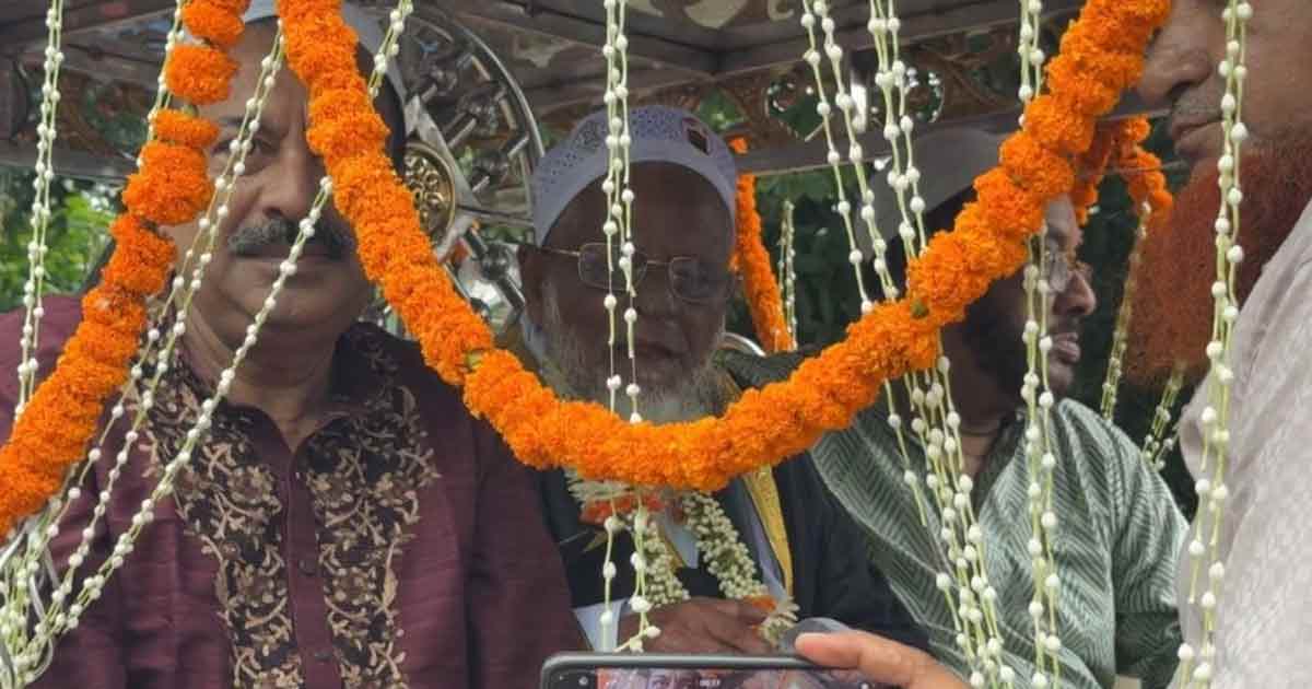 এক মসজিদেই ৫০ বছর ইমামতি,  শেষ সংবর্ধনা ফুলসজ্জিত ঘোড়ার গাড়ি