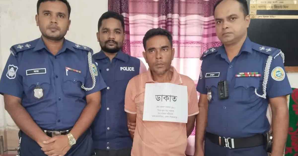 মঠবাড়িয়ায় অস্ত্র ও ককটেলসহ ডাকাত দলের সর্দার আটক