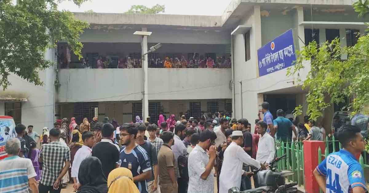 একই পরিবারের তিনজনকে কুপিয়ে হত্যা, আহত আরও এক কিশোরী