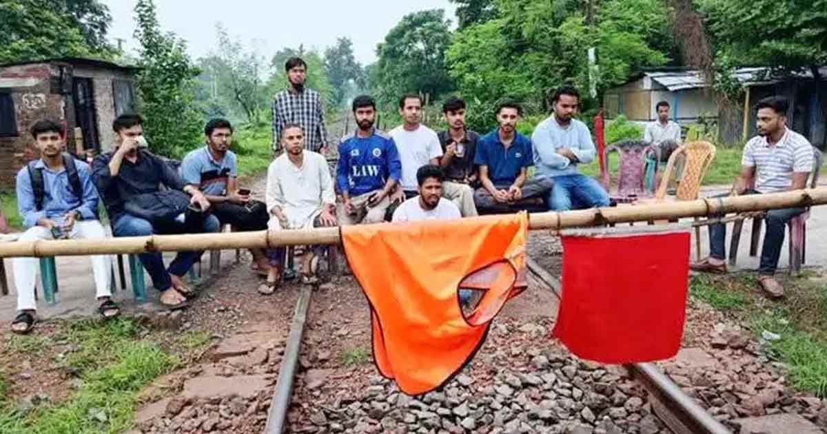 রাবি শিক্ষার্থীকে মারধরের ঘটনায়, রাজশাহীর সঙ্গে সারাদেশের রেলযোগাযোগ বন্ধ