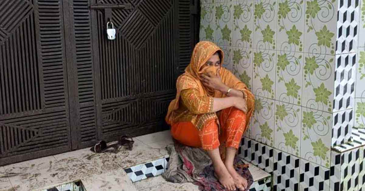 বিয়ের দাবিতে প্রেমিকের বাড়িতে  দুই দিন ধরে তরুণী