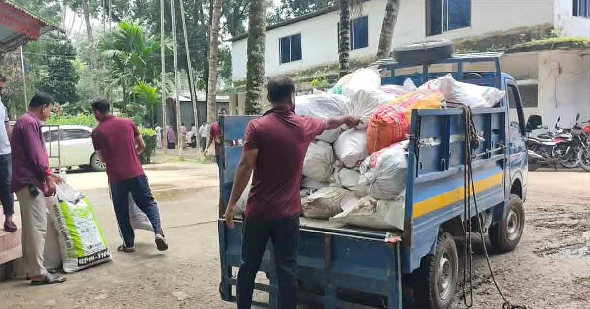 বস্তা ভর্তি কোটি টাকার সরকারি ওষুধ পিকাপে করে ফেলা হচ্ছিল যমুনায়
