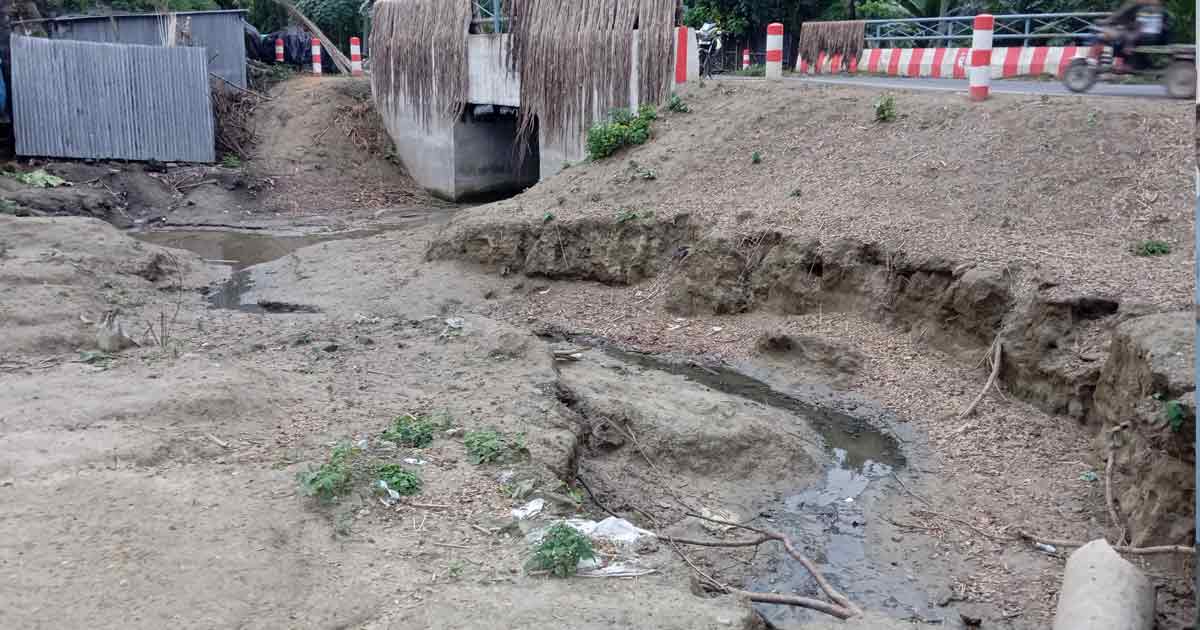 জীবননগর মনোহরপুর জোয়ার্দ্দার পাড়ায় ড্রেন না থাকায় তীব্র জলাবদ্ধতা, হুমকির মুখে ছোট ব্রিজ