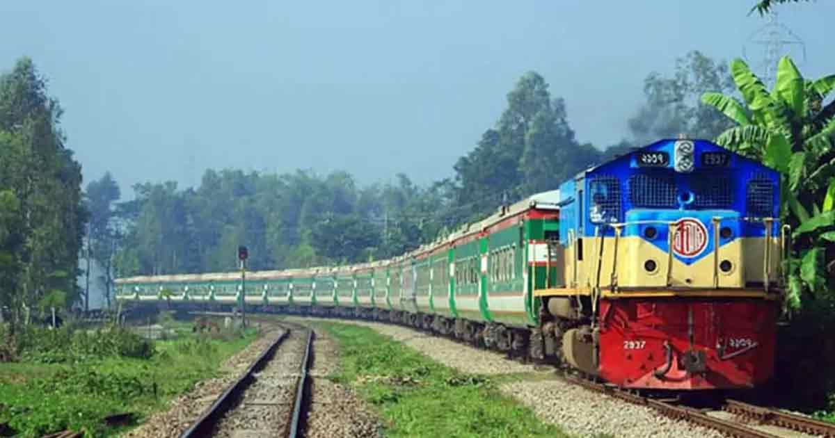 দুই দুর্ঘটনায় অচল ঢাকা-চট্টগ্রাম রেলপথ