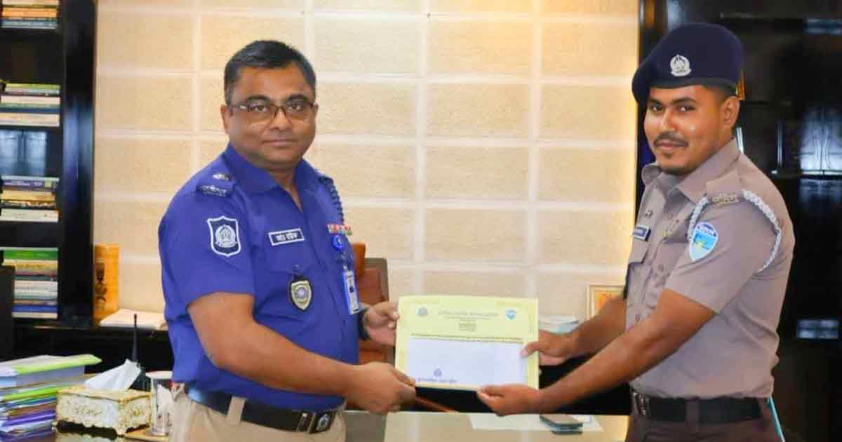নদীতে ঝাঁপ দিয়ে তরুণীকে বাঁচানো কনস্টেবলকে পুরস্কৃত করলেন এসপি