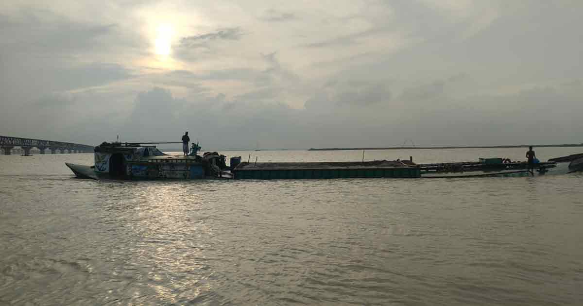 ভূঞাপুরে যমুনা নদী থেকে বালু উত্তোলনের দায়ে ৭ জনকে ৪ লাখ টাকা জরিমানা 