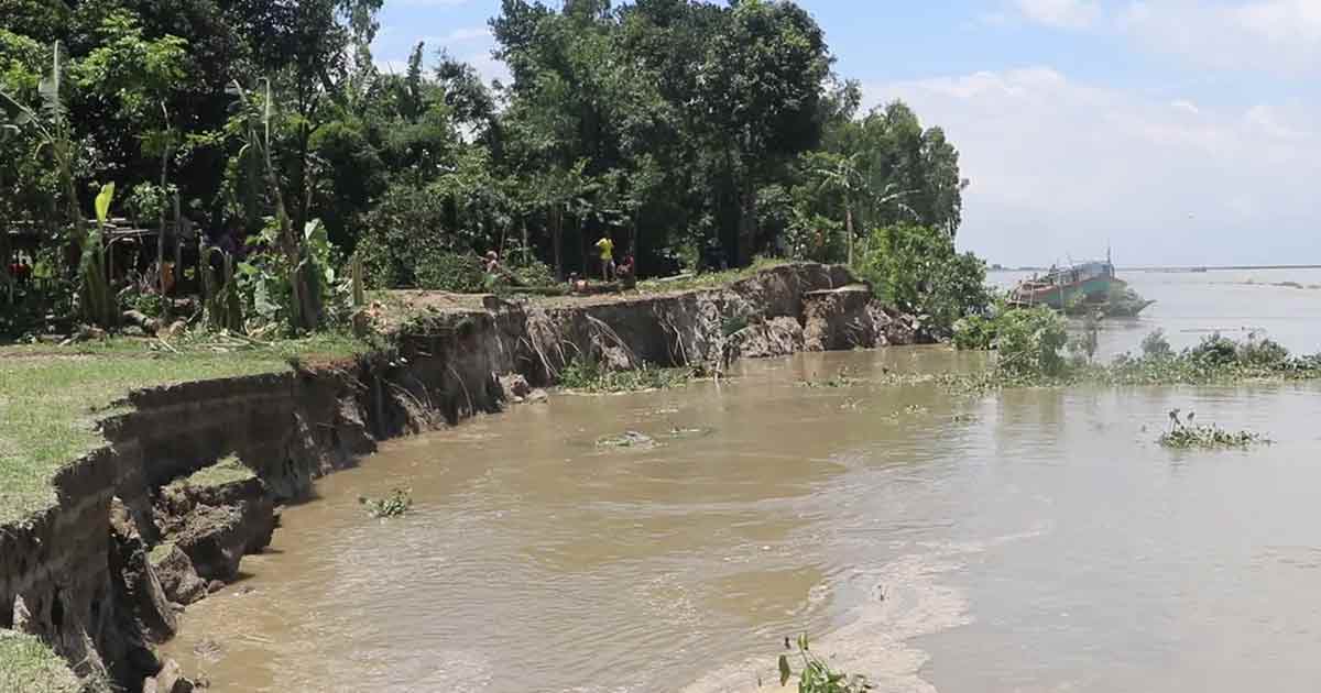 চোখের সামনে ভেঙে যাচ্ছে ভিটেমাটি, আতঙ্কে শত শত পরিবার
