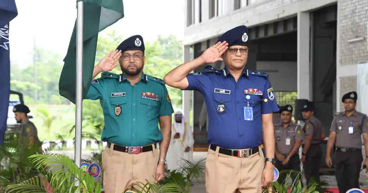 গাঢ় নীল-হালকা জলপাই শার্ট ও খাকি প্যান্টে ফিরল পুলিশ বাহিনী
