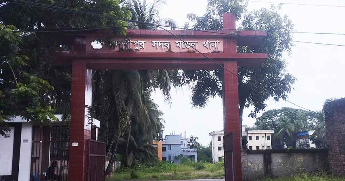 মাদারীপুর থানায় পুলিশের হেফাজতে থাকা নারী আসামী গ্রিল ভেঙে পালালেন