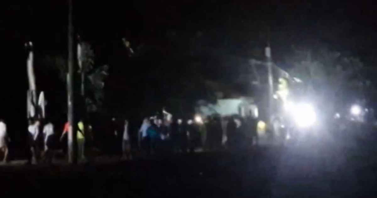ফুটবল খেলা নিয়ে টর্চ লাইট জ্বালিয়ে সংঘর্ষে আহত অন্তত ৩০
