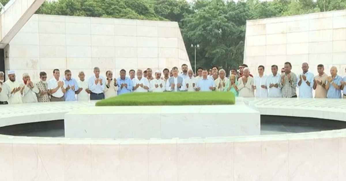 জিয়া ও খালেদার সমাধিতে তারেক রহমানের শ্রদ্ধা