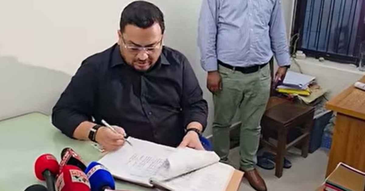 ভূমি অফিসে হঠাৎ প্রতিমন্ত্রী, ধরা পড়ল অনিয়ম