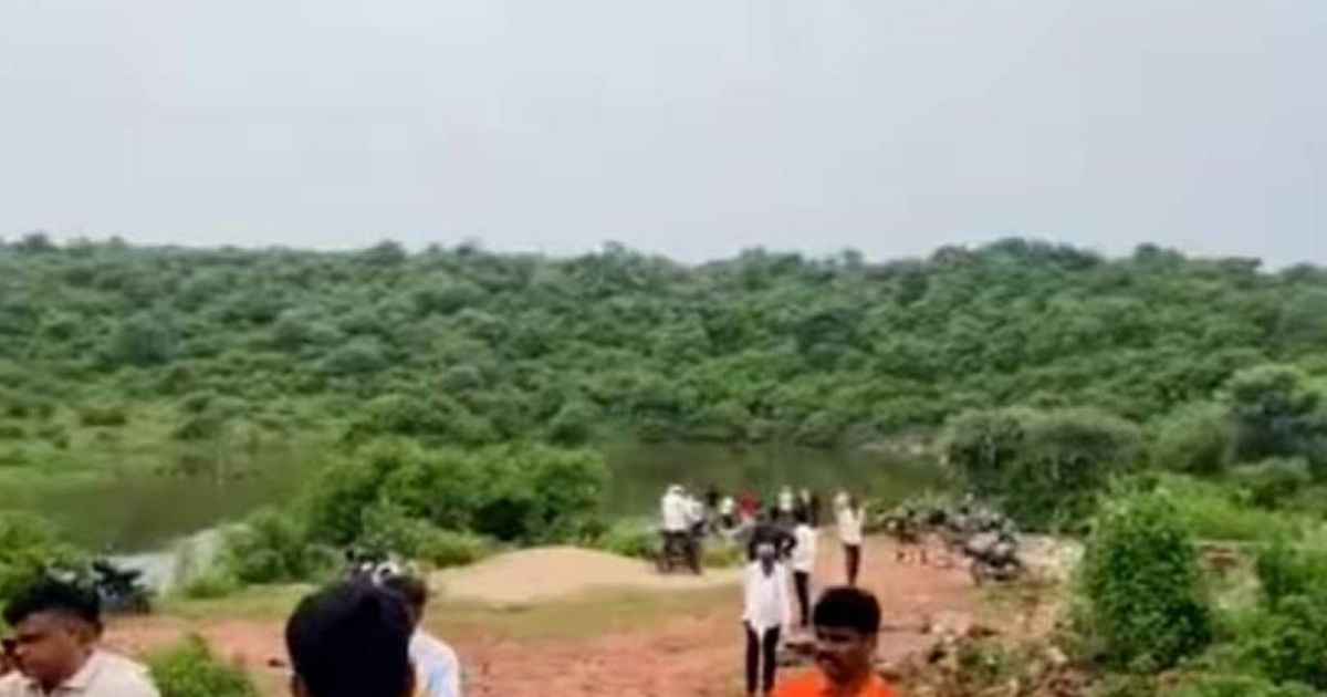 সেলফি তুলতে গিয়ে পুকুরে পড়লেন  ভাই, বাঁচাতে গিয়ে ডুবলেন তিন বোন