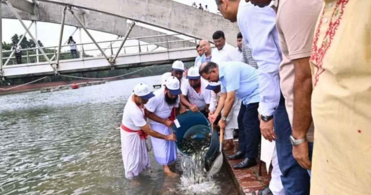 জিয়া উদ্যানের লেকে মাছের পোনা ছাড়লেন প্রধানমন্ত্রী