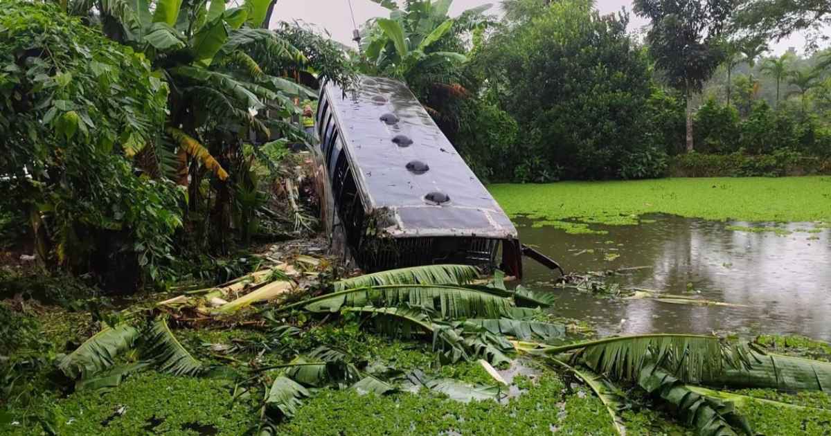 ট্রাকের ধাক্কায় নিয়ন্ত্রণ হারিয়ে খালে বাস, আহত অন্তত ৬