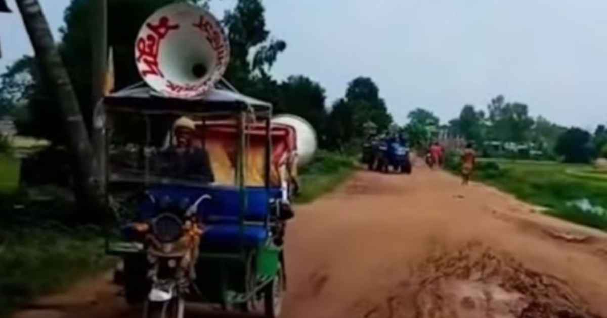 বেহাল সড়ক সংস্কারের দাবিতে এমপির দৃষ্টি আকর্ষণে ব্রাহ্মণবাড়িয়ায় মাইকিং