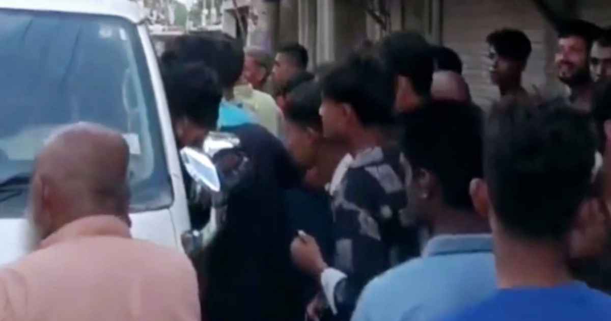 বরযাত্রীর গাড়ি থামিয়ে নববধূকে নিয়ে যাওয়ার অভিযোগ