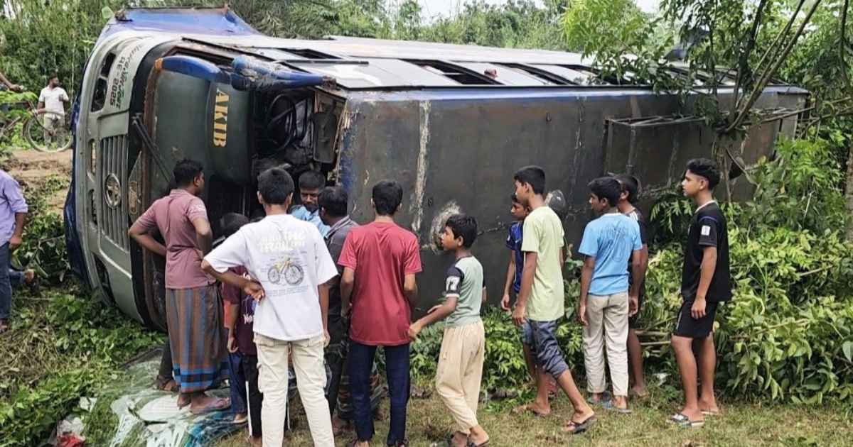 কালীগঞ্জে বাস খাদে, আহত অন্তত ২০ যাত্রী