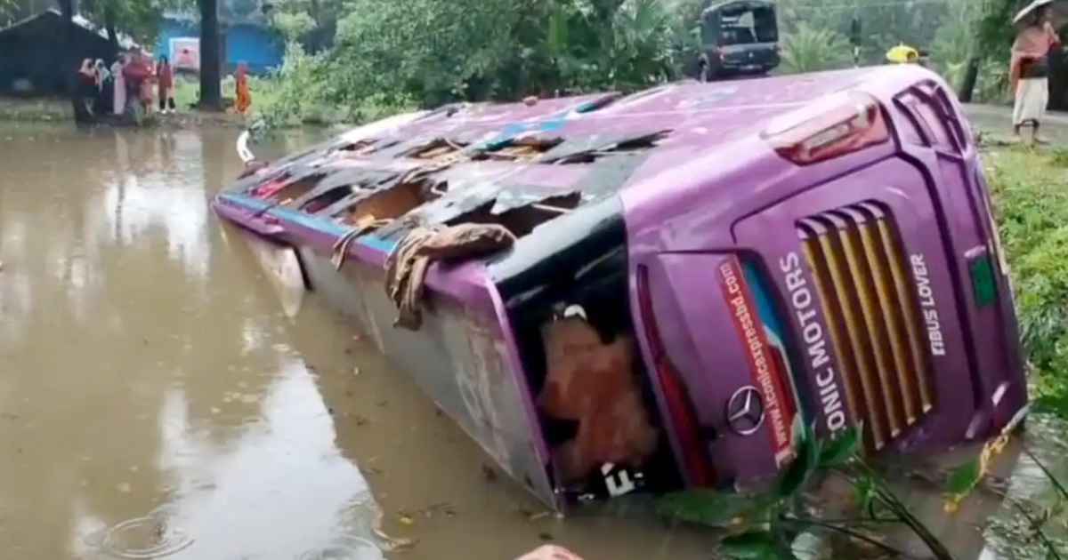কুয়াকাটা যাওয়ার পথে পুকুরে ডাবল ডেকার বাস