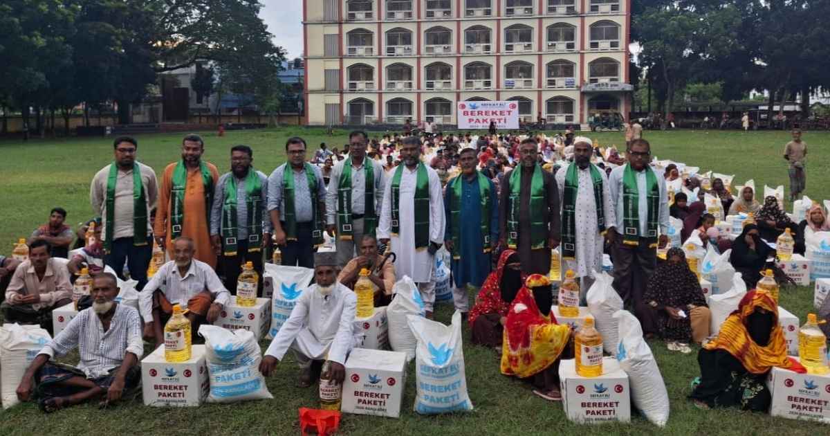 জীবননগরে দুস্থ ও হতদরিদ্র পরিবারের মাঝে ফুড প্যাকেট বিতরণ