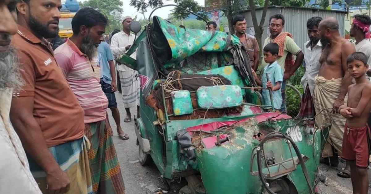 সিরাজগঞ্জে দাঁড়িয়ে থাকা ট্রাকে অটোরিকশার ধাক্কায় নিহত ২