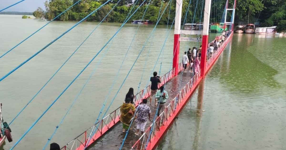 বৃষ্টির পানিতে কাপ্তাই হ্রদে ডুবে গেল ঝুলন্ত সেতু