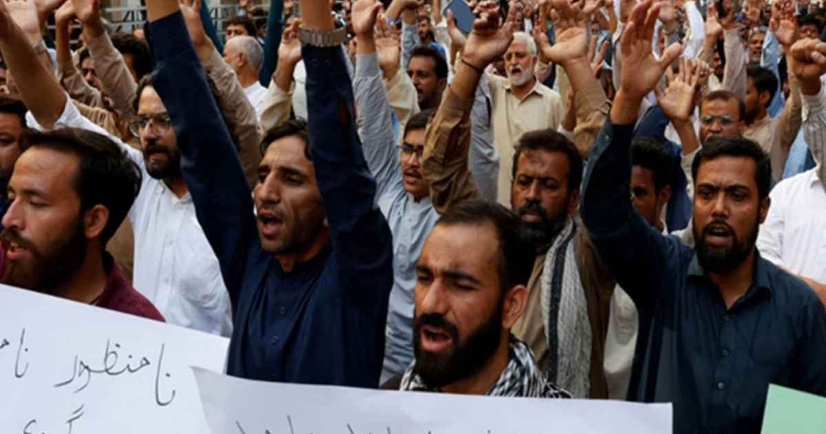 বিদ্যুৎ-পানি সংকটে করাচিতে বিক্ষোভ, অচল নগরজীবন