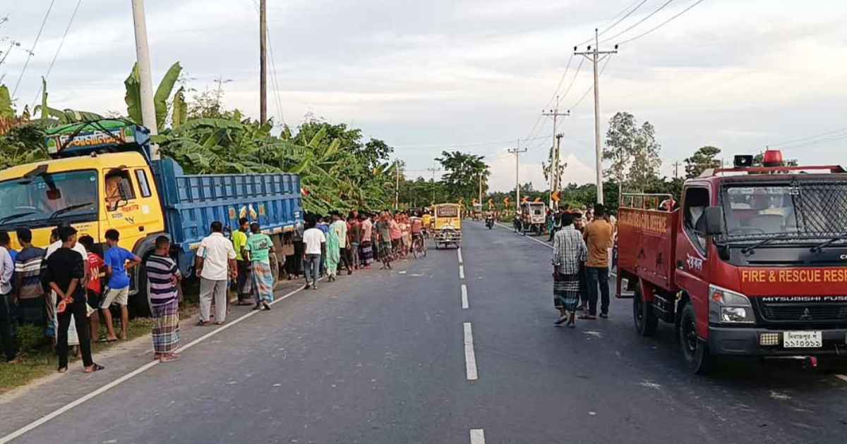 ট্রাকের ধাক্কায় প্রাণ গেল দুই মোটরসাইকেল আরোহীর