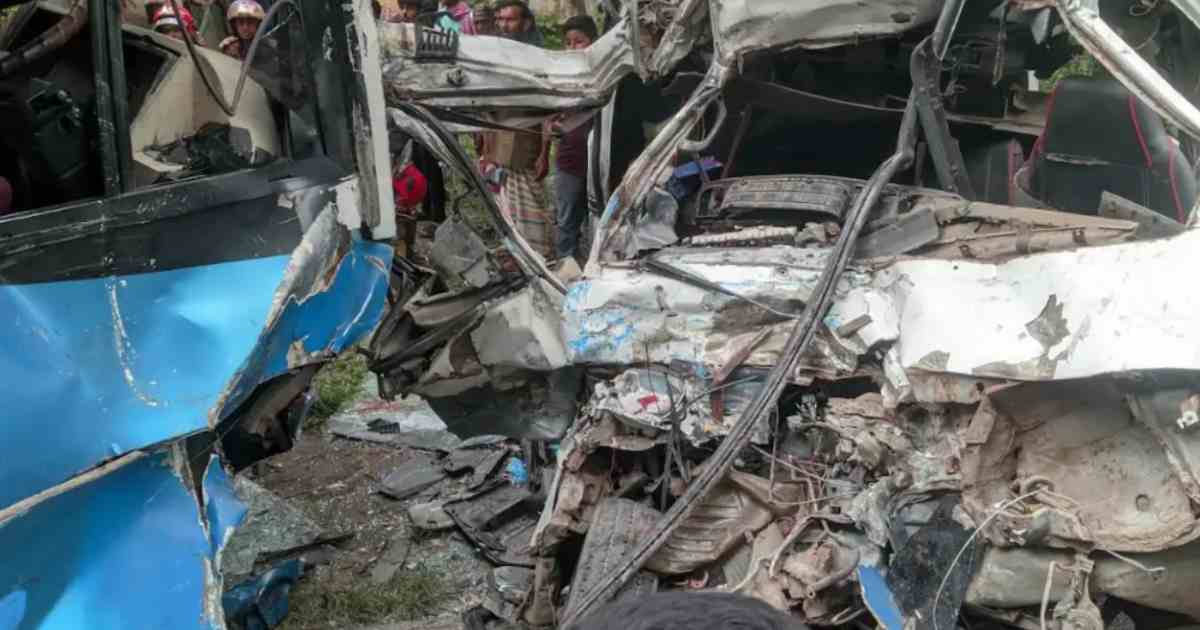 পাবনায় বাস-অ্যাম্বুলেন্স সংঘর্ষে নিহত ২, আহত ৪