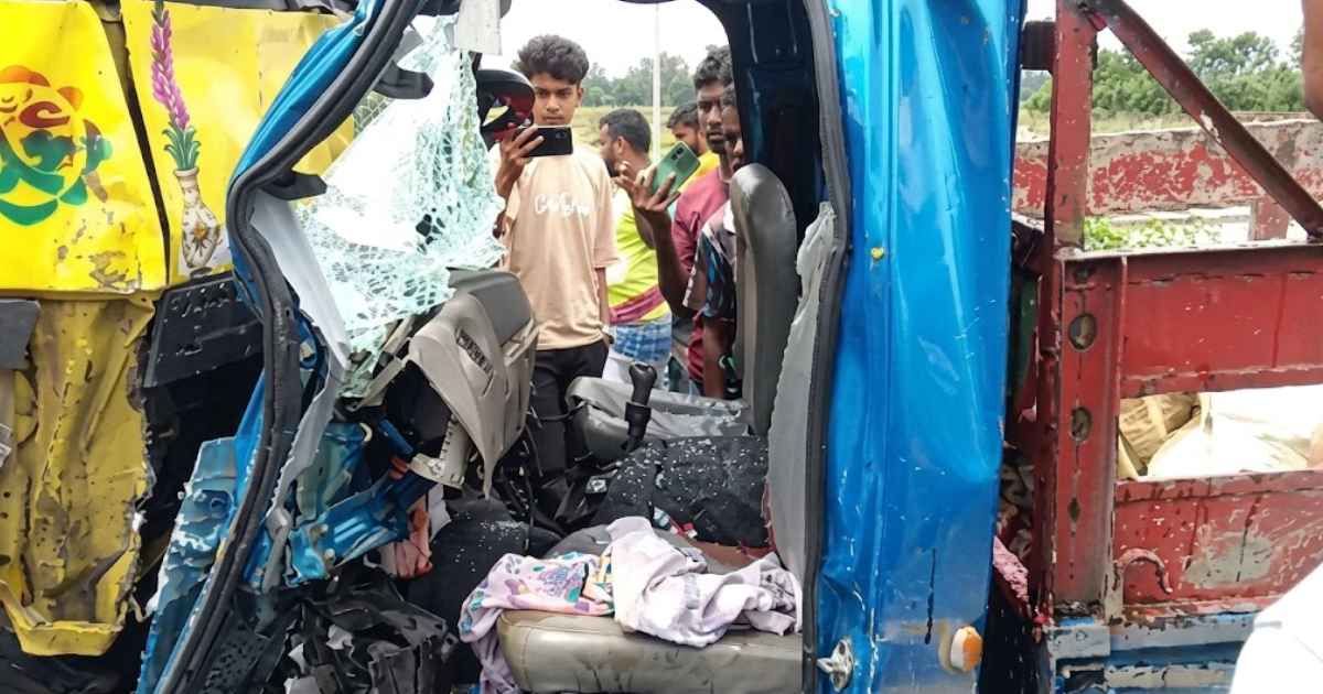 বগুড়ায় দুই পণ্যবাহী ট্রাকের সংঘর্ষে নিহত ৪
