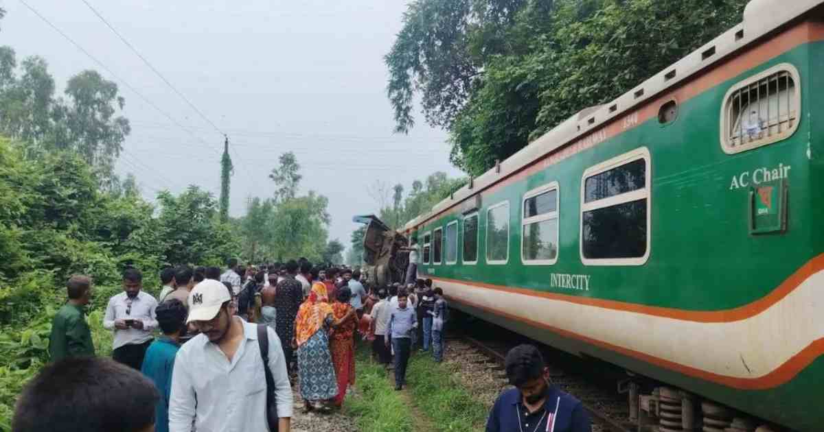 চট্টগ্রামে ট্রেন-ট্রাক সংঘর্ষে সারাদেশে রেল যোগাযোগ বন্ধ