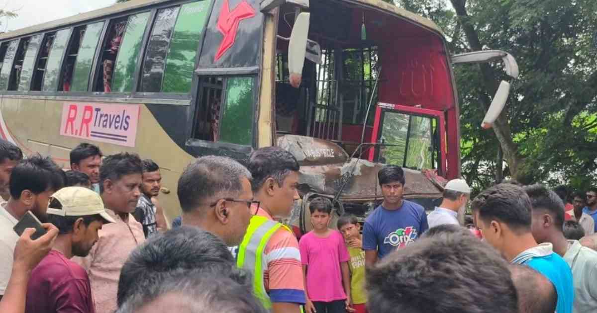নাটোরে বাস-ভুটভুটি সংঘর্ষে প্রাণ গেল ৩ জনের