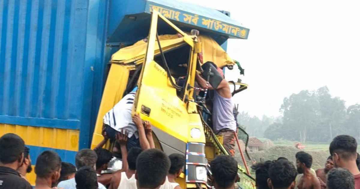 দ্রুতগতির ডাম্প ট্রাকের ধাক্কায় প্রাণ গেল চালকের