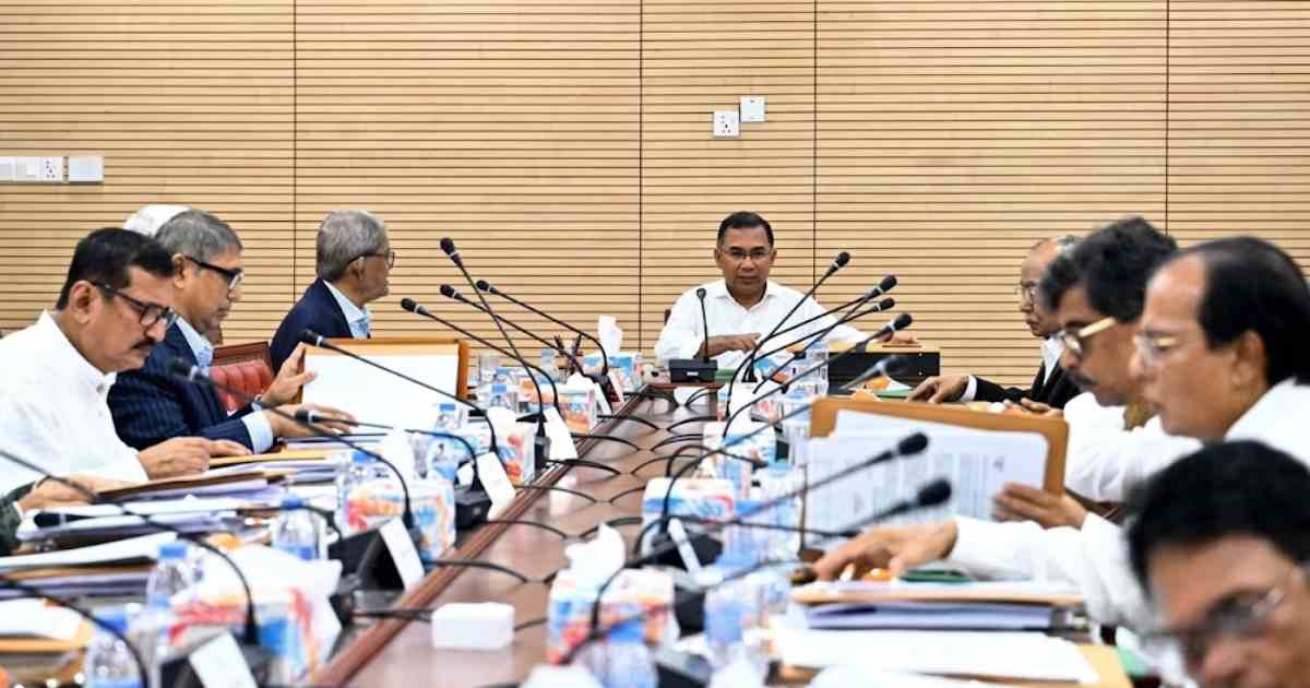 সচিবালয়ে সরকারপ্রধানের উপস্থিতিতে নীতিনির্ধারকদের জরুরি বৈঠক