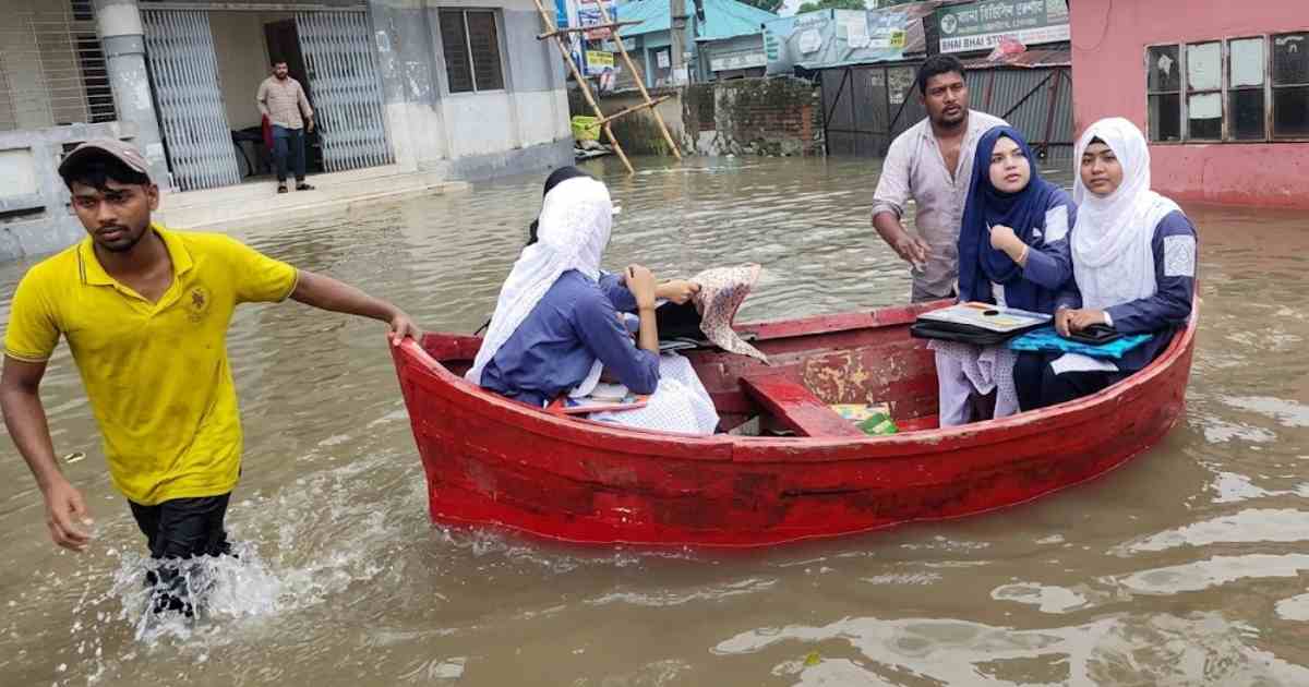 পানির নিচে কুমিল্লা, নৌকায় পরীক্ষার্থীরা