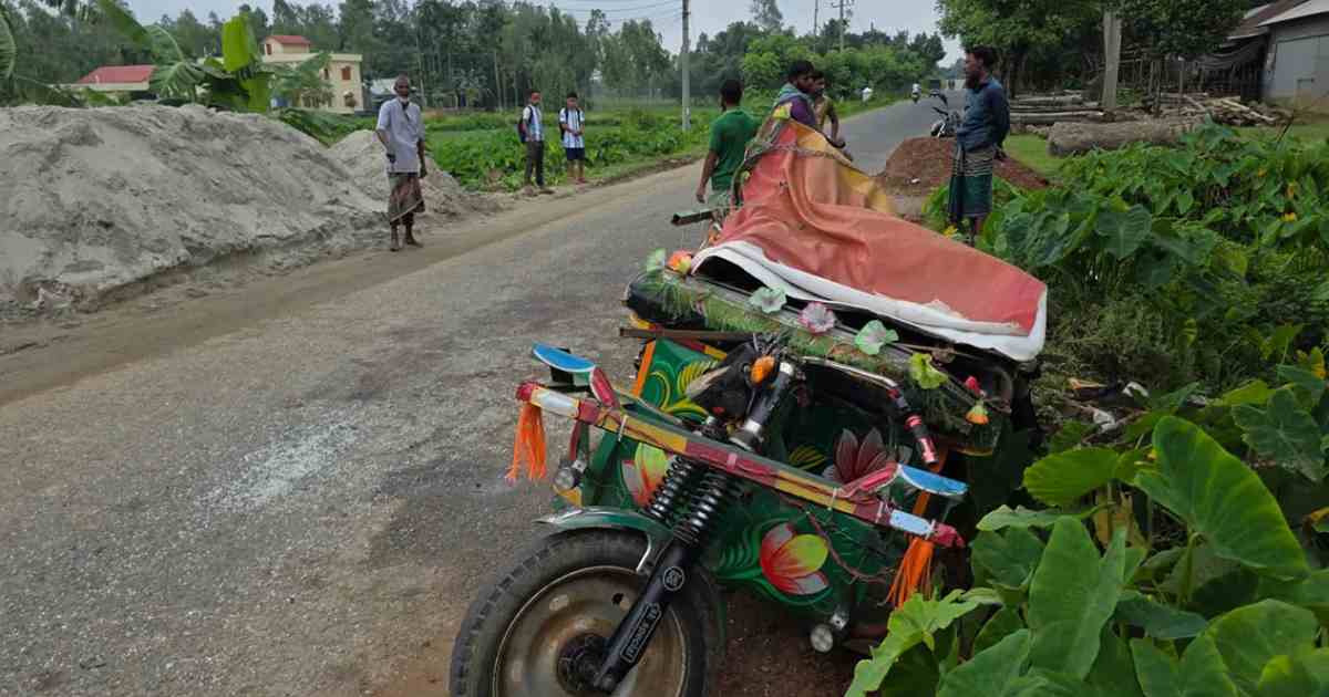 শেরপুরে দুমড়ে-মুচড়ে গেল অটোরিকশা, নিহত চালক-যাত্রী