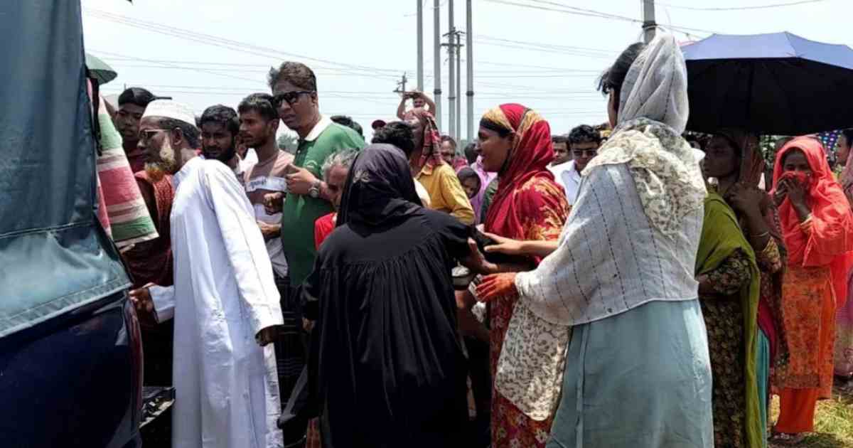 নেত্রকোনায় বাস চাপায় মা-মেয়েসহ প্রাণ হারালেন তিনজন