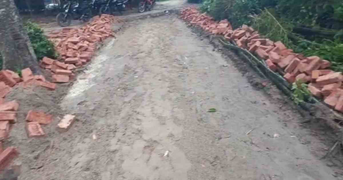 জীবননগর কৃষ্ণপুরে ৫০ হাজার টাকা চাঁদা না পেয়ে রাস্তা নির্মাণ কাজে বাঁধা