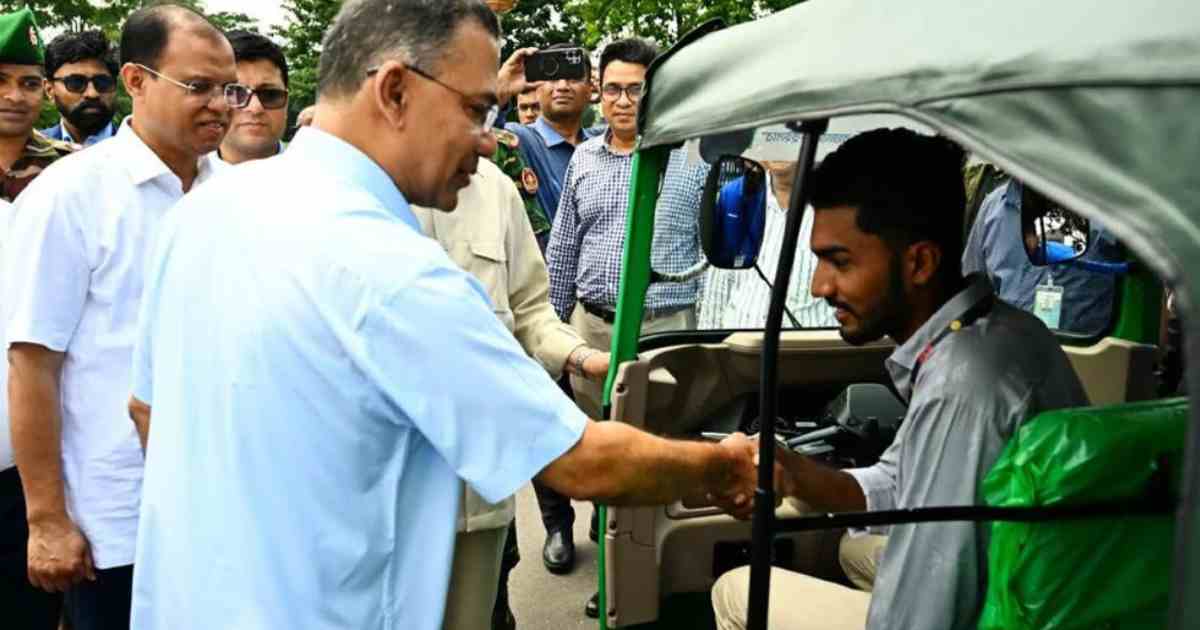 জুলাইয়ের দুই যোদ্ধাকে জীবিকার জন্য অটোরিকশা উপহার প্রধানমন্ত্রী