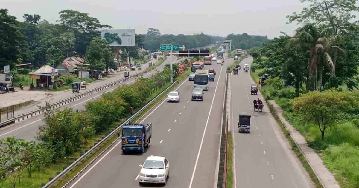 চলন্ত বাস থেকে ছিটকে প্রাণ গেল যাত্রীর