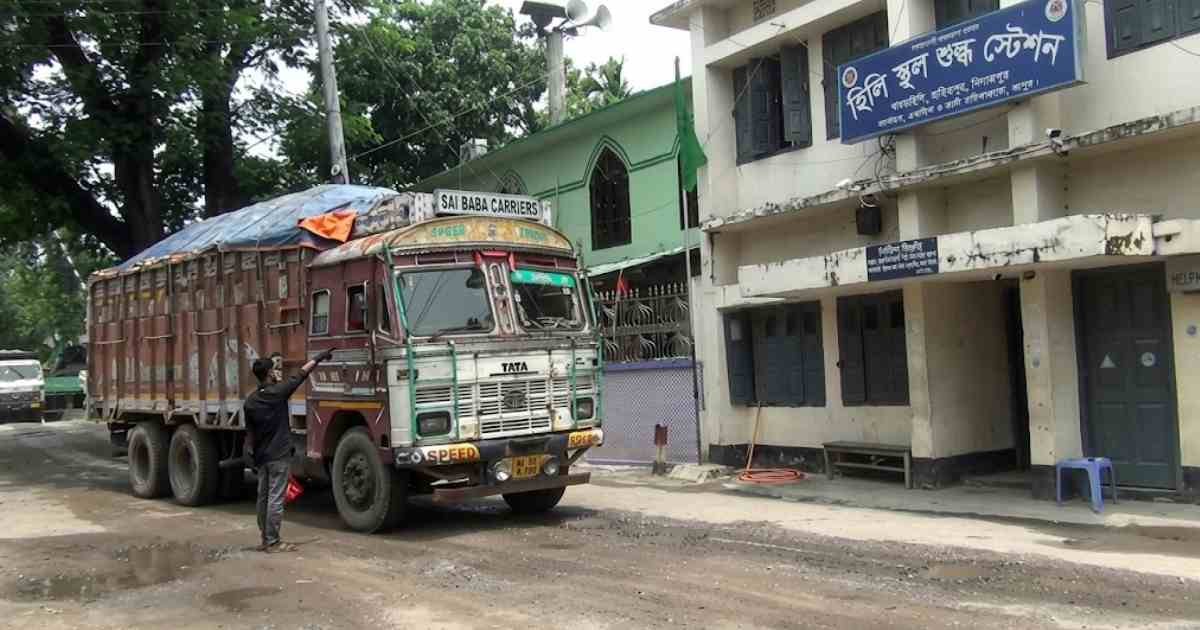 হিলি বন্দর দিয়ে এলো কাঁচা মরিচ, বাজারে স্বস্তির আভাস