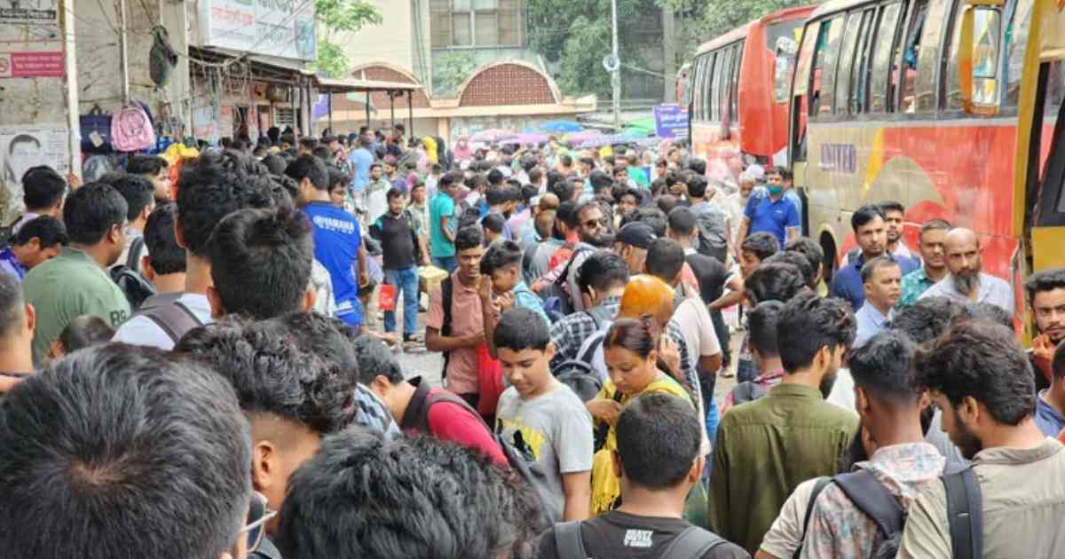ঈদে ঘরমুখো মানুষের ঢল, ব্যস্ত রাজধানীর বাস টার্মিনাল