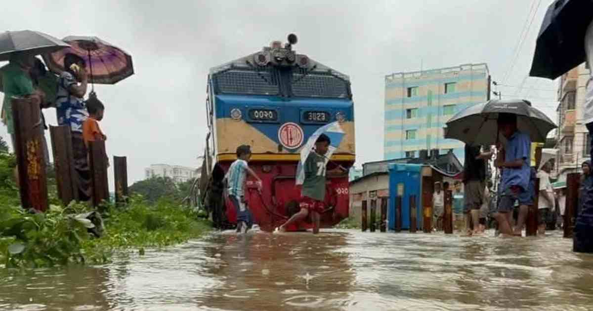 রেললাইন তলিয়ে বন্ধ কক্সবাজার রুটের ট্রেন চলাচল