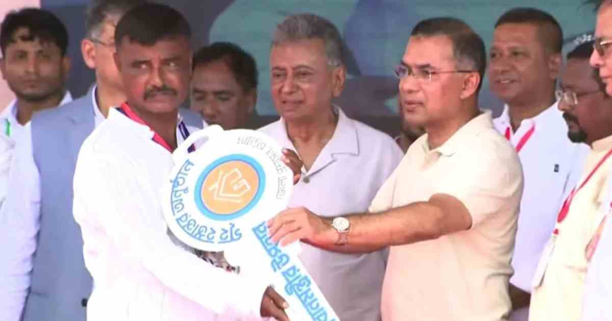 বন্যার্তদের হাতে নতুন ঘরের চাবি তুলে দিলেন প্রধানমন্ত্রী