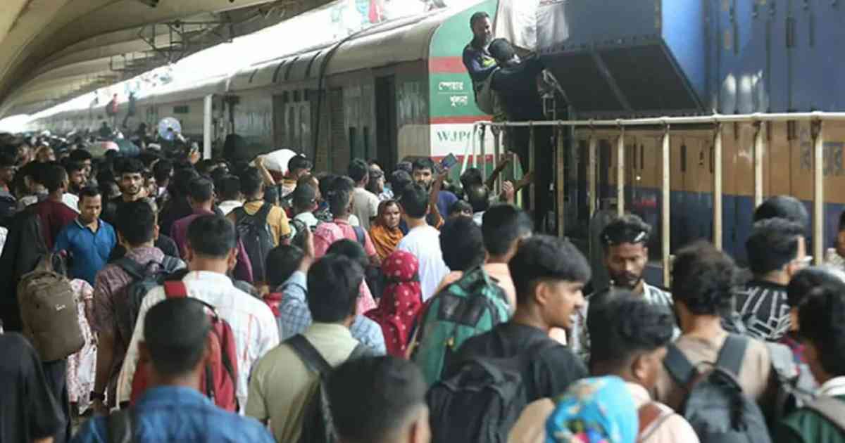 বৃষ্টি উপেক্ষা করে ঈদযাত্রা, কমলাপুরে ঘরমুখো মানুষের ঢল