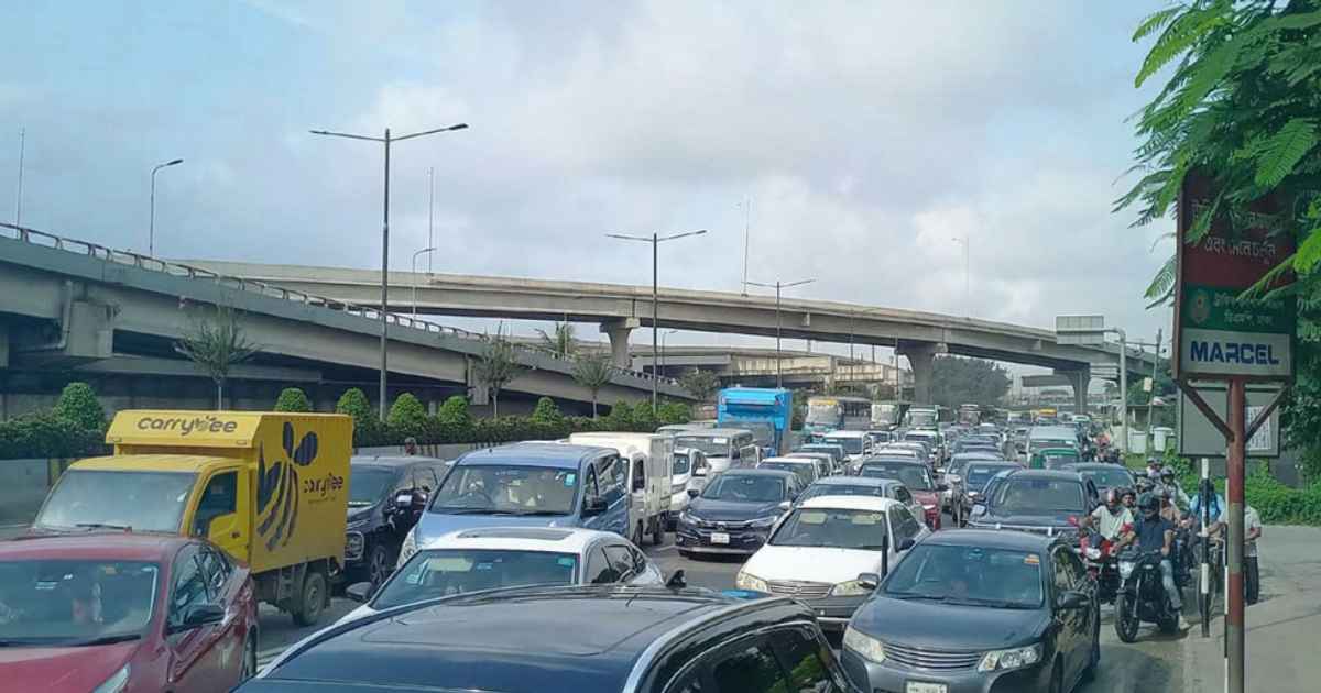 সকালের যানজটে স্থবির বিমানবন্দর সড়ক
