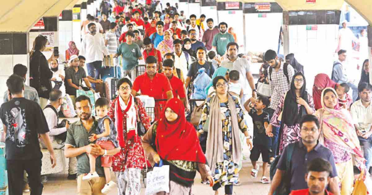 অফিস খোলায় ঢাকামুখী মানুষের চাপ বাড়ছে