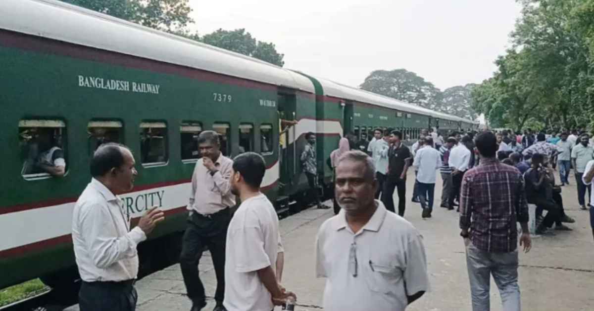 যাত্রীবাহী ট্রেন ফেলে উধাও চালক