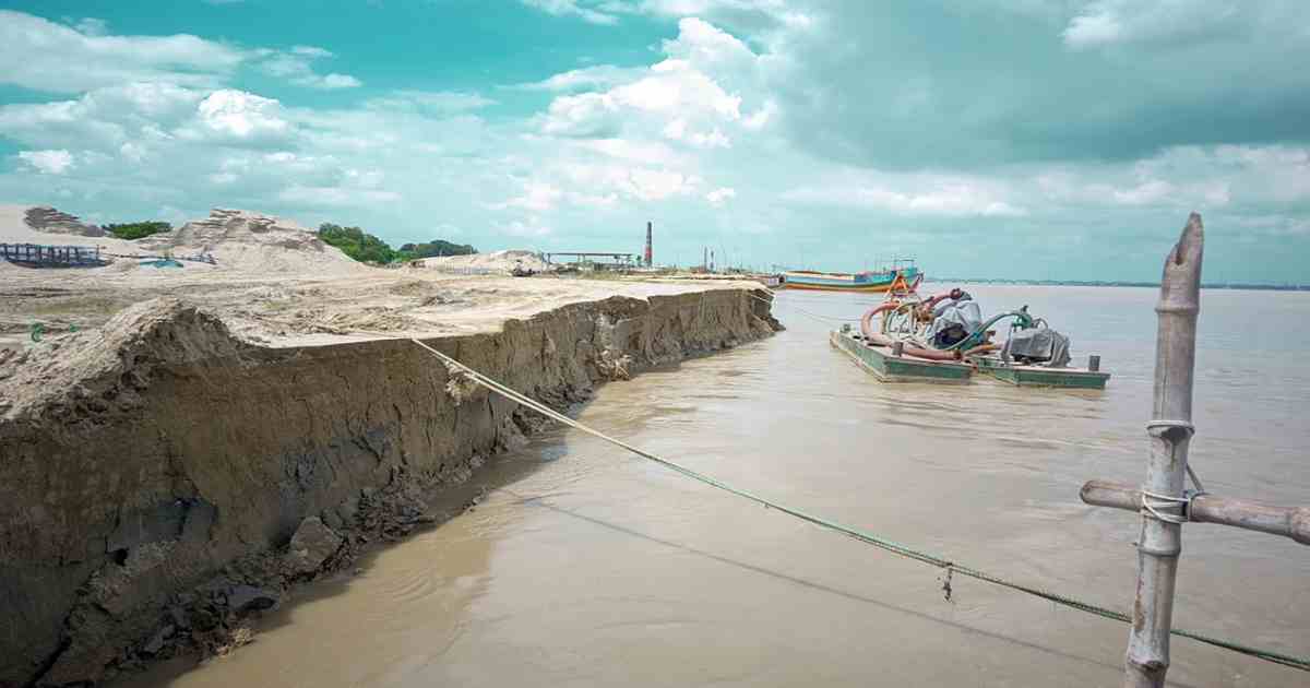 পদ্মার তীব্র ভাঙনে আতঙ্কে রাজবাড়ীর নদীপাড়ের মানুষ